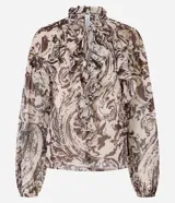 Blusa de chiffon con estampado paisley en tonos tierra, cuello alto con lazo frontal, volados decorativos y mangas largas con puños ajustados.