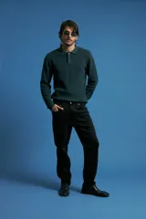 Pantalon denim de cinco bolsillos, corte recto y color negro, con botones y remaches metálicos en tono plata viejo.