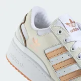 Championes Adidas Forum Bold color crema con detalles en dorado y suela de goma color caramelo.