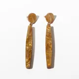 Aros colgantes con base circular y pieza alargada rectangular con efecto marmolado en tonos dorados y marrones.