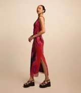 Vestido midi sin mangas confeccionado en tul con estampado abstracto y lazo en la espalda.