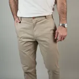 Pantalón chino color beige, de corte recto y ajuste clásico con cierre frontal y botón.