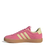 Championes Adidas modelo VL Court 3.0, confeccionados en gamuza color rosado con las icónicas tres tiras laterales en color beige. Presentan una suela vulcanizada de goma color marrón y forro interior en tono beige.