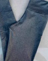 Calza larga gris oscuro de tela suplex con felpa en el interior, tiro alto y corte chupín.