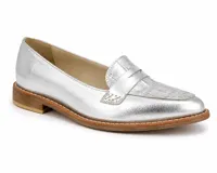 Mocasines de cuero plateado con acabado texturado, diseño clásico con costuras visibles y vira de suela natural cosida. Cuenta con taco plano de 2 cm y plantilla anatómica.