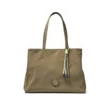 Cartera tipo tote de tela color verde oliva, con doble asa de hombro y detalle de borla decorativa con cordones en uno de los laterales. Incluye un aplique circular metálico con el logo de la marca en la parte frontal.