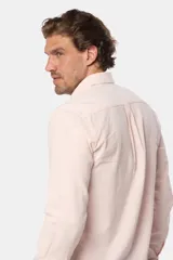 Camisa celeste de lino de manga larga con bolsillo en el pecho y botones personalizados.