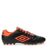 Championes de fútbol 11 Umbro modelo Touch AT, color negro con detalles en naranja vibrante. Presentan el logo de la marca en el lateral, cordones naranjas y suela con tapones para césped.