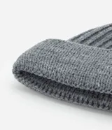 Gorro corto tipo leñador de lana acrálica color menta, con dobles y tejido texturizado sin costura.