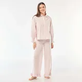 Pijama de dos piezas confeccionado en popelina con estampado de cuadros vichy en color rosa. La parte superior es una camisa de manga larga con puños con volados y cierre frontal de botones. El pantalón es de corte recto y holgado, con detalle de volados en el ruedo.