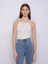 Musculosa blanca de tela texturada con tirantes finos.