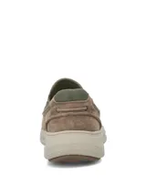 Zapatos tipo slip-on de gamuza en color taupe con detalles en verde militar en el talón y el interior, cuenta con suela de goma en tono beige claro.