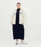 Campera bomber de microfibra color beige con estampado frontal de lettering 'PARIS 1985'. Presenta cierre frontal con cremallera, cuello alto, bolsillos funcionales y puños y ruedo ajustados con elástico.