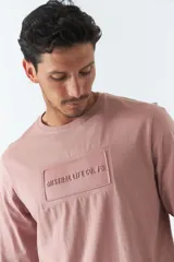 Remera de hombre de manga larga color azul con logo bordado en relieve en el pecho.