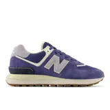 Championes New Balance 574 color lila con detalles en gris y blanco, confeccionados en gamuza y malla, con logo "N" característico en los laterales y entresuela ENCAP.