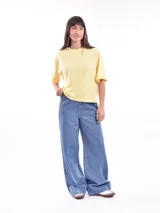 Remera oversize de color amarillo pastel, con cuello redondo y mangas cortas de corte holgado.