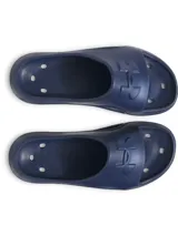 Sandalia tipo chinela Under Armour, modelo Locker V, confeccionada en EVA moldeada de una sola pieza. Presenta un diseño ergonómico con orificios de drenaje laterales, plantilla texturizada para mayor tracción y el logo de la marca en relieve sobre la banda superior.