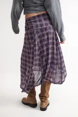 Falda midi con vuelo y estampado de cuadros en tonos borgoña y beige, con diseño asimétrico y cintura elástica fruncida.