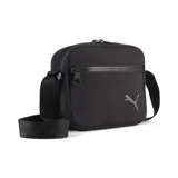 Bandolera Puma modelo HER, color negro, con cierre principal y bolsillo frontal con cierre. Incluye correa ajustable y logo de la marca bordado en el frente.