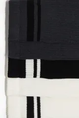 Pack de cinco pares de medias de caña media, confeccionadas en tejido de punto fino de mezcla de algodón. Presentan diseño acanalado en la caña, borde superior elástico y detalle de dos líneas horizontales en contraste en la parte superior.