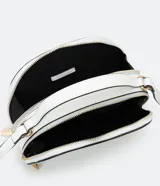 Bolso pequeño de cuero sintético blanco, con forma redondeada, correa larga ajustable y cierre de cremallera.