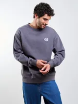 Buzo de cuello redondo Volcom de color gris oscuro, con diseño liso y pequeño logo estampado en el pecho. Cuenta con mangas largas y puños elastizados.