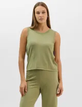 Musculosa tejida en hilado fino, color verde oliva, con cuello redondo y diseño de corte recto.