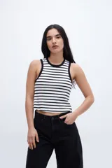 Musculosa corta a rayas horizontales blancas y negras con ribete negro en cuello y sisas.