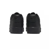 Zapatilla deportiva Nike Air Force 1 '07, modelo de corte bajo, completamente en color negro, incluyendo la suela, capellada de cuero y cordones.