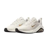 Championes Nike modelo Bella 7, color negro con entresuela blanca y detalles en negro translúcido. Presentan un diseño deportivo con malla transpirable, logo de la marca en el lateral y tecnología Air Zoom en el talón.