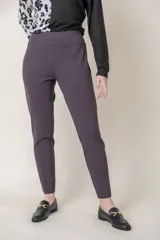 Pantalón gris oscuro, de corte recto y tiro alto, confeccionado en tela tipo calza con cintura faja.
