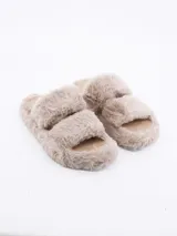 Pantuflas de diseño abierto con doble tira superior, completamente recubiertas en piel sintética de textura suave y mullida.