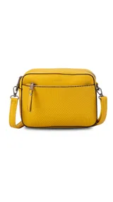 Bandolera color bordó con diseño texturizado geométrico en el frente, bolsillo frontal con cierre, bolsillo trasero con cierre y compartimento principal con divisiones. Incluye correa extensible.