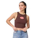 Musculosa corta marrón con cuello y sisas ribeteadas en amarillo. Estampado frontal con el logo de Rusty.