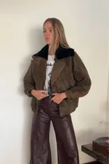 Chaqueta bomber de cuero ovino color marrón con cuello de piel sintética negro desmontable.