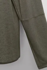 Camiseta de running de manga larga confeccionada en tejido técnico semitransparente, ligero y elástico. Presenta cuello redondo, aberturas laterales en el bajo y acabados termofijados.