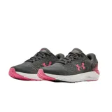 Championes de running Under Armour Charged Rogue 2, color gris con detalles en fucsia y suela blanca. Presentan diseño de malla transpirable, logo lateral y refuerzo en el talón.