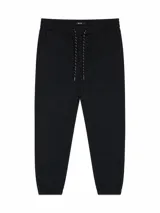 Pantalón tipo jogger de gabardina negra, con cintura elástica y cordón ajustable. Presenta puños elásticos en los tobillos y bolsillos laterales.