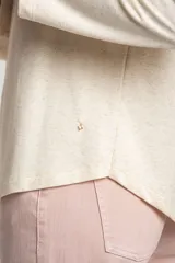 Sweater color arena de viscosa, algodón, lino y elastano, de calce al cuerpo.