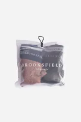 Pack de dos bóxers Brooksfield, uno de color negro con estampado de pequeños círculos blancos y otro de color beige liso. Ambos cuentan con cintura elástica con el nombre de la marca grabado.