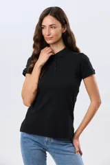 Remera polo de piqué color rosado, con mangas cortas, cuello clásico y cierre frontal de botones.