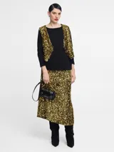 Falda midi negra cubierta de lentejuelas doradas.