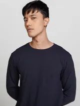 Remera básica de manga larga en color azul oscuro, con cuello redondo y corte recto.