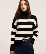 Suéter de punto pesado con cuello alto y mangas largas, presenta un diseño de rayas horizontales en color crema y marrón con textura acanalada.