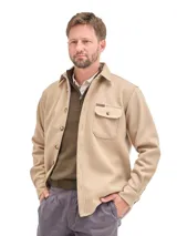 Sobrecamisa de paño color beige, con cuello clásico, cierre frontal de botones y bolsillo en el pecho con solapa y botón.