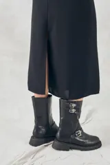 Vestido midi negro de viscosa con breteles finos y escote en V con frunce.