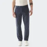 Pantalón chino Wrangler de corte recto, color azul marino, con bolsillos laterales y traseros.