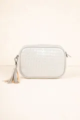 Cartera tipo bandolera de diseño trenzado, con correa ajustable y desmontable de cinta técnica. Cuenta con cierre superior y detalle de aplique metálico en el frente.