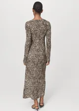 Vestido largo de tejido plisado con estampado de leopardo, cuello en V y mangas largas acampanadas.