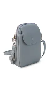 Bandolera pequeña tipo porta celular, color verde claro, confeccionada en cuero sintético. Cuenta con cierre principal, bolsillo frontal con tapa y broche a presión, y correa ajustable extraíble.